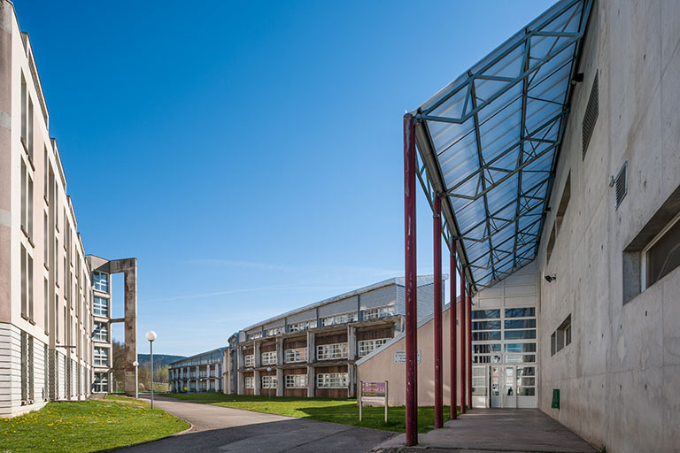 Les façades des bâtiments d'externat et d'internat depuis la rue intérieure. © Jérôme Mongreville / Région Bourgogne-Franche-Comté, Inventaire du patrimoine - 2014