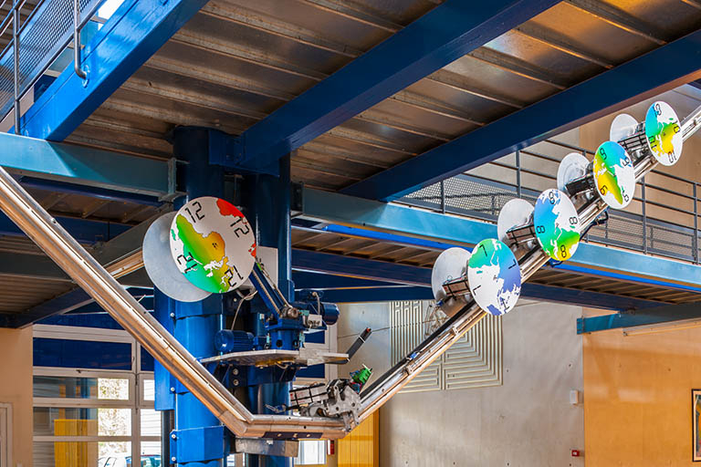 Mécanisme avec heures des différents continents. © Jérôme Mongreville / Région Bourgogne-Franche-Comté, Inventaire du patrimoine - 2014