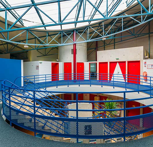 Mezzanine donnant accès au centre de documentation et d'orientation. © Jérôme Mongreville / Région Bourgogne-Franche-Comté, Inventaire du patrimoine - 2014