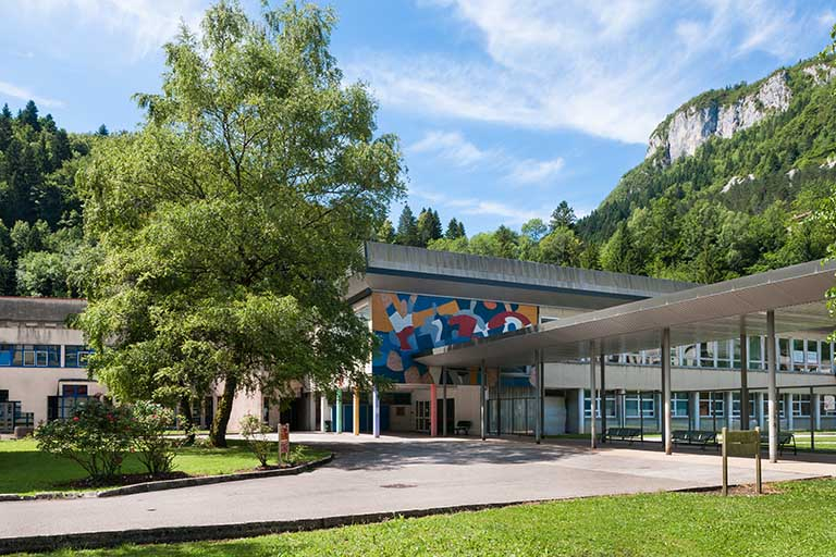 Ateliers avec passage couvert vers l'externat, mosaïque 1% artistique sur la façade. © Jérôme Mongreville / Région Bourgogne-Franche-Comté, Inventaire du patrimoine - 2014