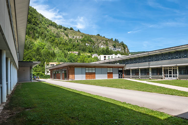 Cour entre ateliers et externat tertiaire. Au fond, l'extension du bâtiment d'externat. © Jérôme Mongreville / Région Bourgogne-Franche-Comté, Inventaire du patrimoine - 2014