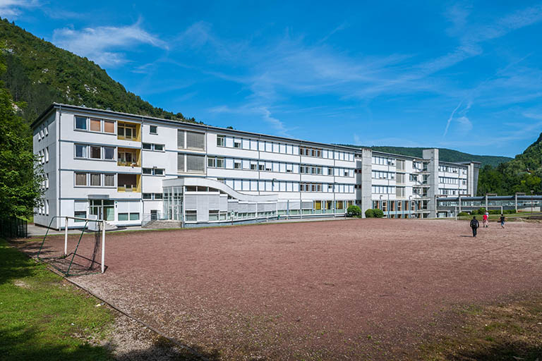 Internat : façade Est, terrain de football. © Jérôme Mongreville / Région Bourgogne-Franche-Comté, Inventaire du patrimoine - 2014