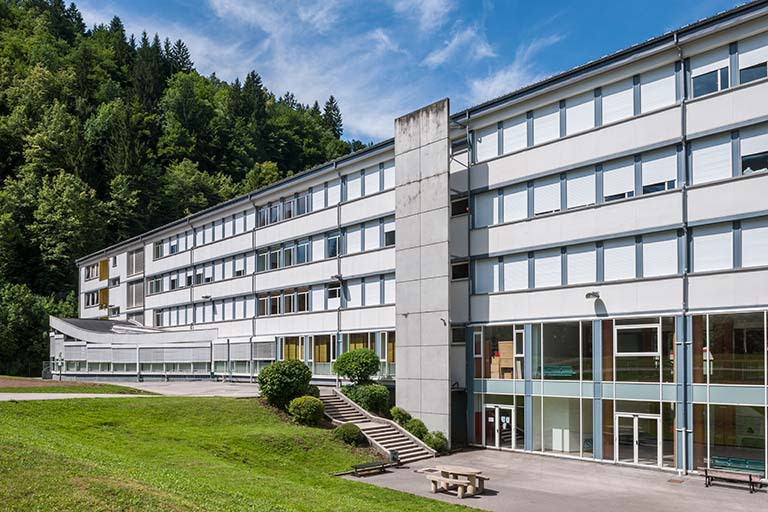 Internat : façade antérieure rénovée et aménagements extérieurs. © Jérôme Mongreville / Région Bourgogne-Franche-Comté, Inventaire du patrimoine - 2014