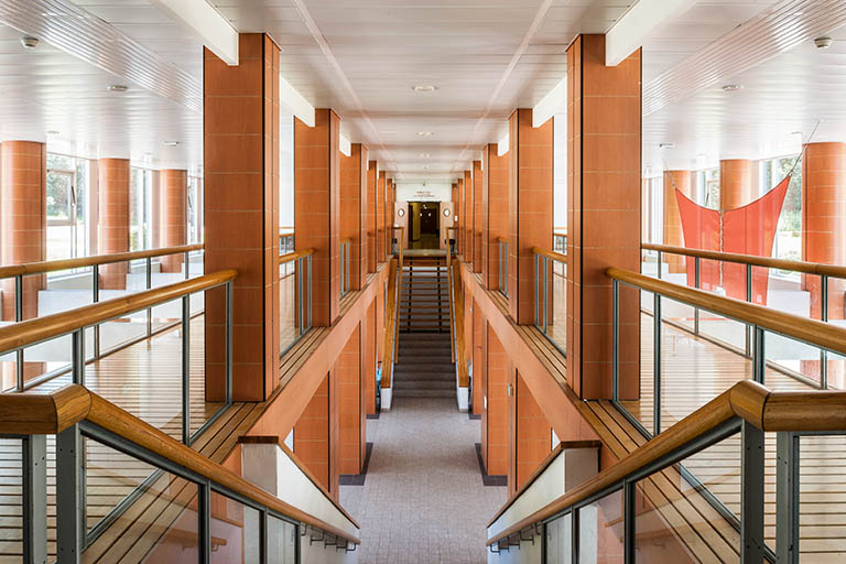 Internat : coursives et escaliers du 1er étage. © Jérôme Mongreville / Région Bourgogne-Franche-Comté, Inventaire du patrimoine - 2014