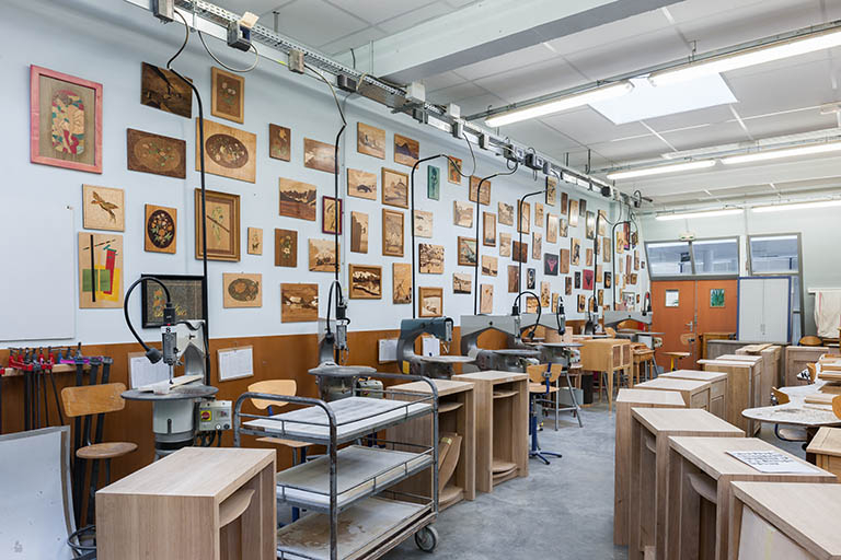 Moirans-en-Montagne, cité scolaire Pierre Vernotte : atelier de marqueterie. © Jérôme Mongreville / Région Bourgogne-Franche-Comté, Inventaire du patrimoine - 2014 Moirans-en-Montagne, cité scolaire Pierre Vernotte : atelier de marqueterie. © Jérôme Mongreville / Région Bourgogne-Franche-Comté, Inventaire du patrimoine - 2014