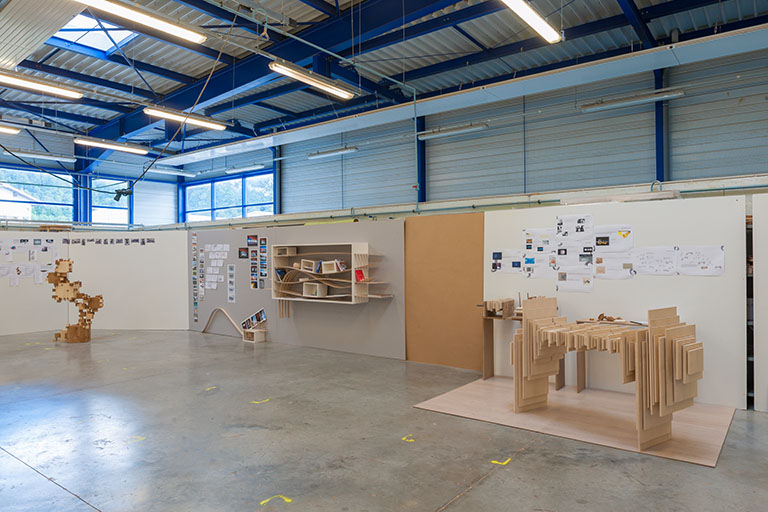 Ateliers : hall de présentation, travaux d'élèves de la formation aux métiers d'art. © Jérôme Mongreville / Région Bourgogne-Franche-Comté, Inventaire du patrimoine - 2014