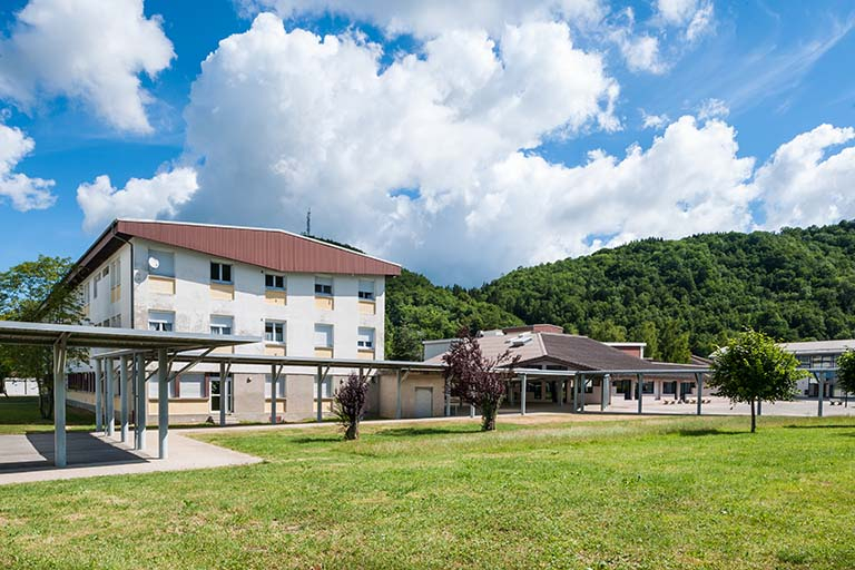 Internat à gauche (pignon  sud) et  bâtiment restauration à droite. © Jérôme Mongreville / Région Bourgogne-Franche-Comté, Inventaire du patrimoine - 2014