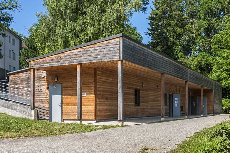 Externat : façade antérieure du préfabriqué rénové. © Jérôme Mongreville / Région Bourgogne-Franche-Comté, Inventaire du patrimoine - 2014