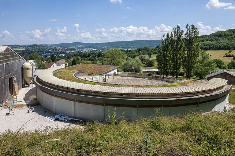 Centre équestre : boxes des jeunes chevaux et paddock, vue générale. © Jérôme Mongreville / Région Bourgogne-Franche-Comté, Inventaire du patrimoine - 2014