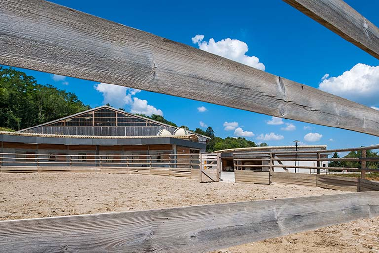  Centre équestre :  paddock, piste. © Jérôme Mongreville / Région Bourgogne-Franche-Comté, Inventaire du patrimoine - 2014