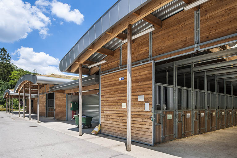 Centre équestre : boxes d'enseignement. © Jérôme Mongreville / Région Bourgogne-Franche-Comté, Inventaire du patrimoine - 2014