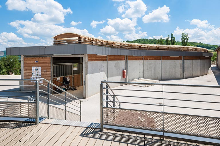  Centre équestre : boxes des propriétaires de chevaux. © Jérôme Mongreville / Région Bourgogne-Franche-Comté, Inventaire du patrimoine - 2014