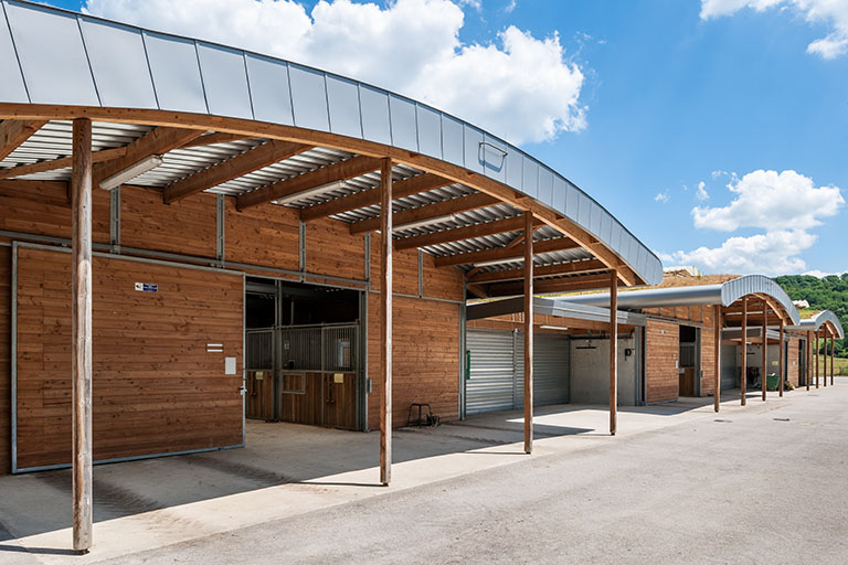 Centre équestre :  façades des boxes d'enseignement. © Jérôme Mongreville / Région Bourgogne-Franche-Comté, Inventaire du patrimoine - 2014