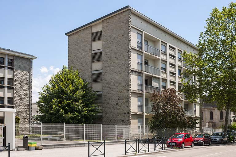 Bâtiment administration-logements, vue de trois quart depuis la rue Michel sur façade antérieure. © Jérôme Mongreville / Région Bourgogne-Franche-Comté, Inventaire du patrimoine - 2014
