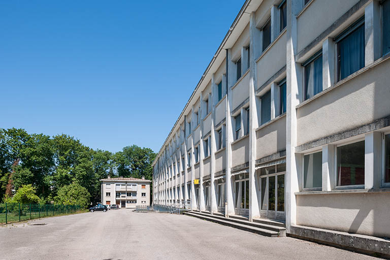 Façade de l'externat, en arrière-plan logements. © Jérôme Mongreville / Région Bourgogne-Franche-Comté, Inventaire du patrimoine - 2014