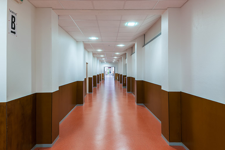 Couloir d'accès au hall d'entrée, rez-de-chaussée. © Jérôme Mongreville / Région Bourgogne-Franche-Comté, Inventaire du patrimoine - 2014