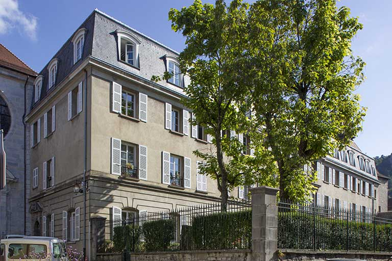Site des jacobins : façade antérieure, à gauche entrée de la chapelle des Jacobins. © Sonia Dourlot / Région Bourgogne-Franche-Comté, Inventaire du patrimoine - 2014