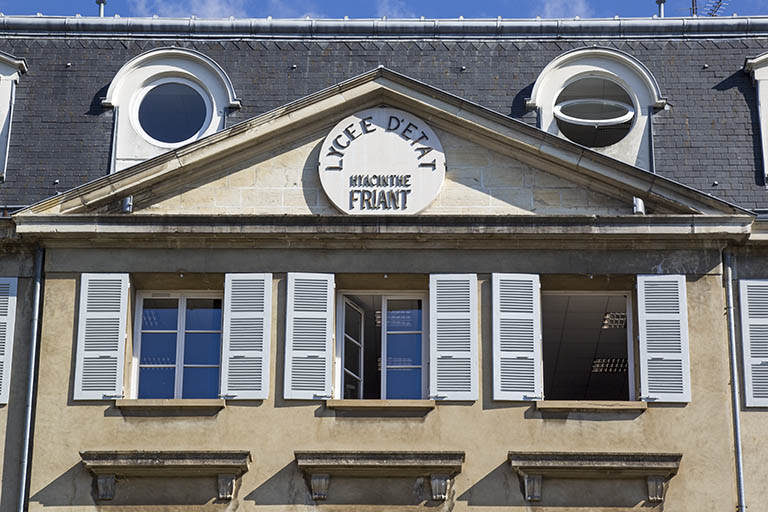 Fronton  sur la façade antérieure de l'externat. © Sonia Dourlot / Région Bourgogne-Franche-Comté, Inventaire du patrimoine - 2014