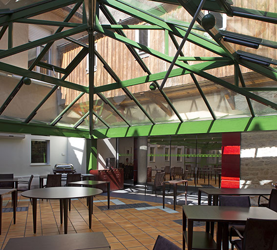 Restaurant d'application : salle sous la verrière. © Sonia Dourlot / Région Bourgogne-Franche-Comté, Inventaire du patrimoine - 2014 Restaurant d'application : salle sous la verrière. © Sonia Dourlot / Région Bourgogne-Franche-Comté, Inventaire du patrimoine - 2014