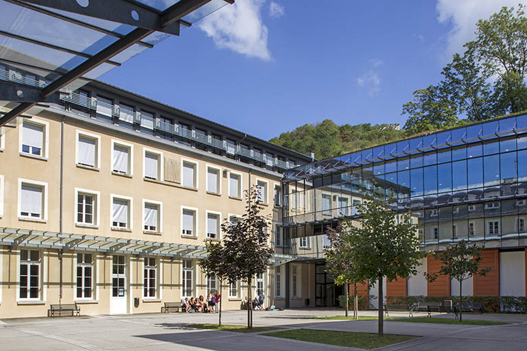Aile Nord : façade antérieure  sur cour, avec auvent. © Sonia Dourlot / Région Bourgogne-Franche-Comté, Inventaire du patrimoine - 2014