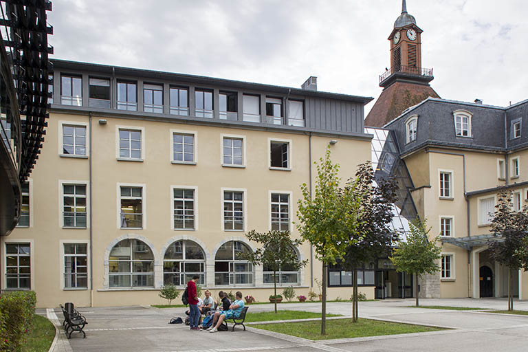 Aile Sud : façade sur cour, verrière sur la façade postérieure du hall d'entrée de la  place des déportés. © Sonia Dourlot / Région Bourgogne-Franche-Comté, Inventaire du patrimoine - 2014
