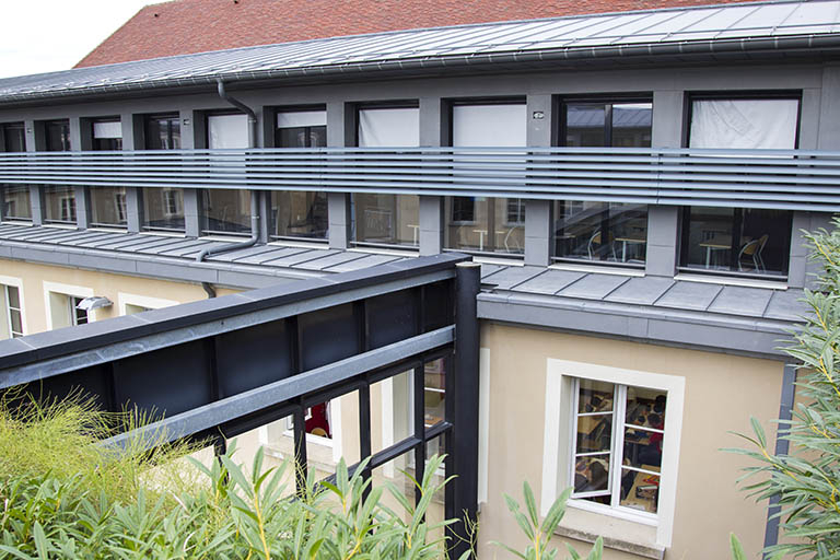 Surélévation de l'aile Nord  : détail de la jonction entre façades au dernier étage.  © Sonia Dourlot / Région Bourgogne-Franche-Comté, Inventaire du patrimoine - 2014