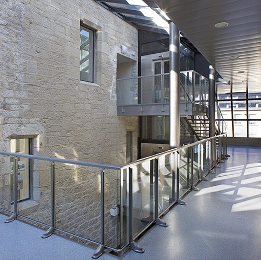 Hall : vue intérieure de la jonction entre bâtiments de la place des déportés et quadrilatère des jacobins. © Sonia Dourlot / Région Bourgogne-Franche-Comté, Inventaire du patrimoine - 2014