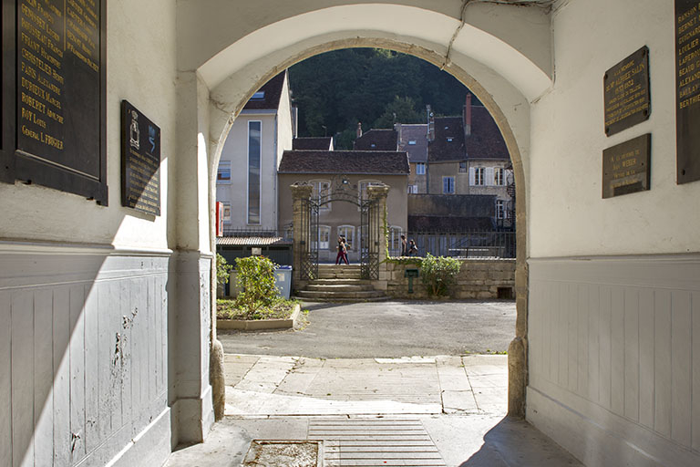 Site des oratoriens : vue de la cour intérieure depuis la rue du théâtre. © Sonia Dourlot / Région Bourgogne-Franche-Comté, Inventaire du patrimoine - 2014 Site des oratoriens : vue de la cour intérieure depuis la rue du théâtre. © Sonia Dourlot / Région Bourgogne-Franche-Comté, Inventaire du patrimoine - 2014