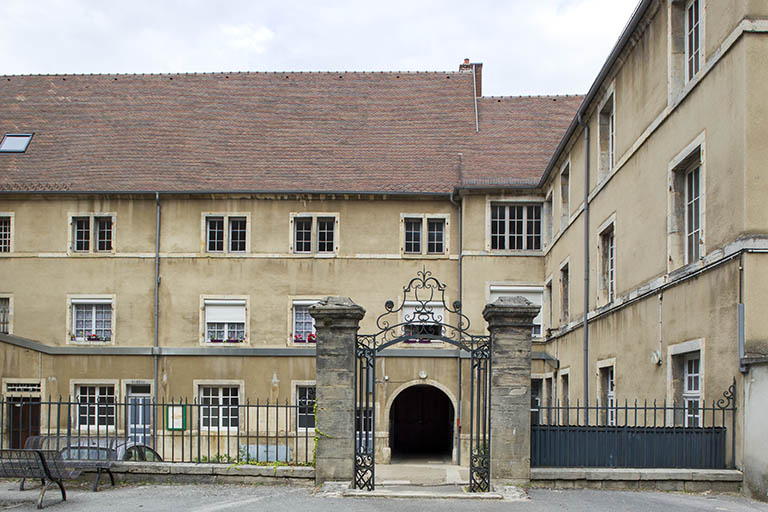 Cour des oratoriens : portail  situé dans la cour intérieure. © Sonia Dourlot / Région Bourgogne-Franche-Comté, Inventaire du patrimoine - 2014 Cour des oratoriens : portail  situé dans la cour intérieure. © Sonia Dourlot / Région Bourgogne-Franche-Comté, Inventaire du patrimoine - 2014