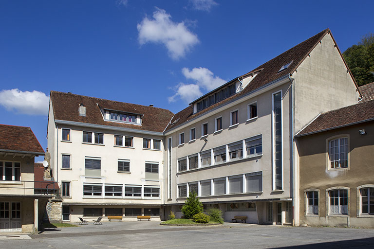 Site des oratoriens  : bâtiments modernes fermant l'angle nord-est de la cour. © Sonia Dourlot / Région Bourgogne-Franche-Comté, Inventaire du patrimoine - 2014 Site des oratoriens  : bâtiments modernes fermant l'angle nord-est de la cour. © Sonia Dourlot / Région Bourgogne-Franche-Comté, Inventaire du patrimoine - 2014