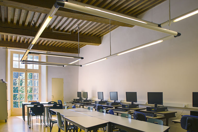 Externat, site Bonotte, salle de classe : plafonds à la française. © Sonia Dourlot / Région Bourgogne-Franche-Comté, Inventaire du patrimoine - 2014 Externat, site Bonotte, salle de classe : plafonds à la française. © Sonia Dourlot / Région Bourgogne-Franche-Comté, Inventaire du patrimoine - 2014