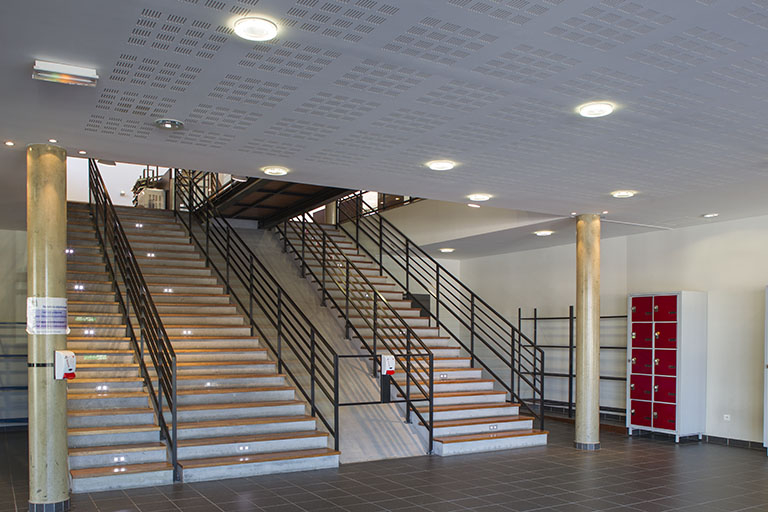 Restauration : escalier menant au réfectoire. © Sonia Dourlot / Région Bourgogne-Franche-Comté, Inventaire du patrimoine - 2014