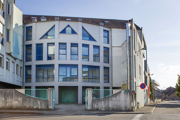 Internat : façades avec jeu des avant-corps.  © Sonia Dourlot / Région Bourgogne-Franche-Comté, Inventaire du patrimoine - 2014