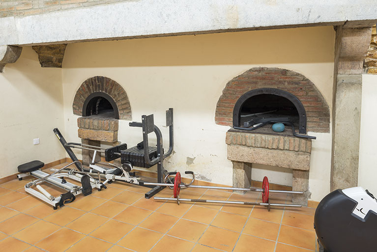 Internat : salle de culture physique dans l'ancienne boulangerie (fours à pain). © Mary Ruffinoni / Région Bourgogne-Franche-Comté, Inventaire du patrimoine - 2014