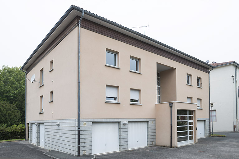 Vue 3/4 du bâtiment de logements. © Mary Ruffinoni / Région Bourgogne-Franche-Comté, Inventaire du patrimoine - 2014