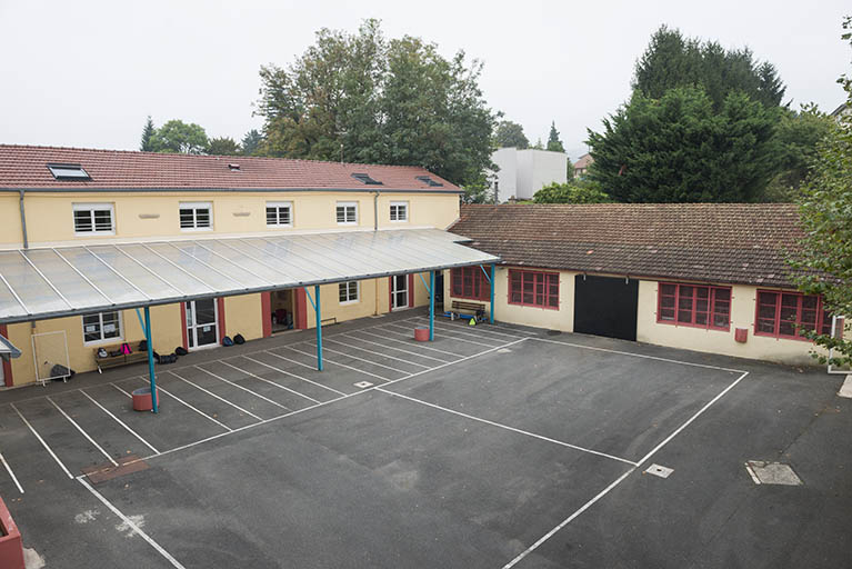 Externat - cafétéria : vue des façades sur cour. © Mary Ruffinoni / Région Bourgogne-Franche-Comté, Inventaire du patrimoine - 2014