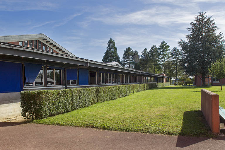 Façade antérieure ouest de l'aile sud du lycée. © Sonia Dourlot / Région Bourgogne-Franche-Comté, Inventaire du patrimoine - 2014