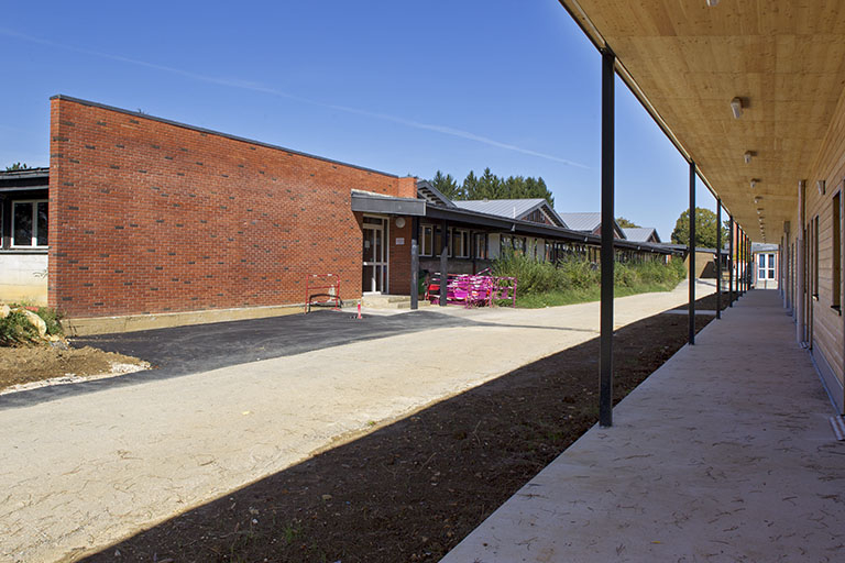 Entre les salles de cours sud-est et la façade postérieure - est - de l'externat. © Sonia Dourlot / Région Bourgogne-Franche-Comté, Inventaire du patrimoine - 2014