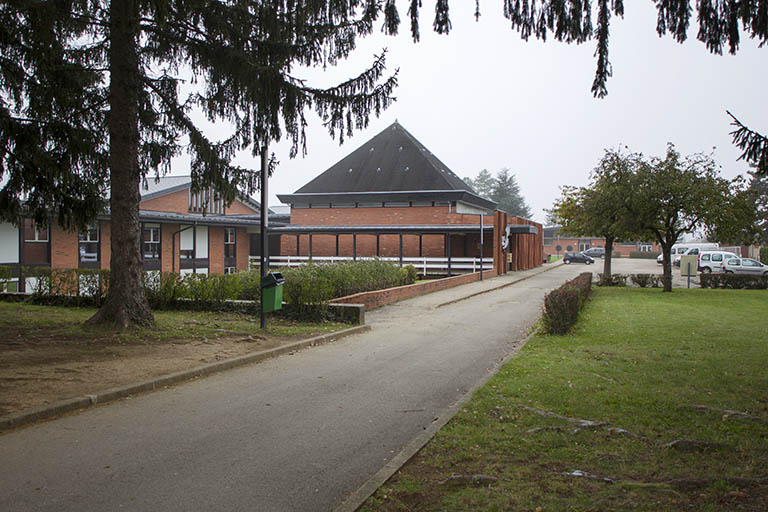 Vue sur la passerelle d'entrée, du nord-ouest de l'externat. © Sonia Dourlot / Région Bourgogne-Franche-Comté, Inventaire du patrimoine - 2014