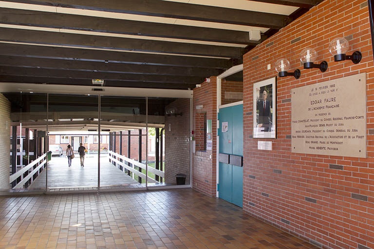 Dans le hall d'entrée face à la passerelle d'accès. © Sonia Dourlot / Région Bourgogne-Franche-Comté, Inventaire du patrimoine - 2014