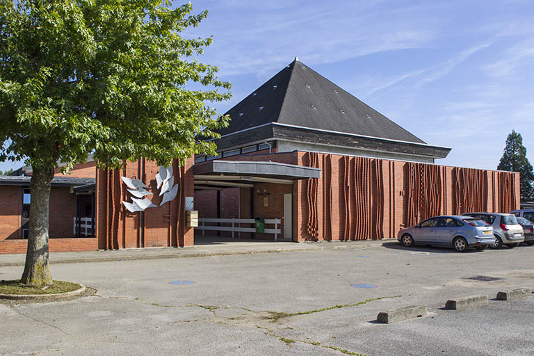 De part et d'autre de l'entrée principale : sculpture de Gautret vue du nord-ouest.  © Sonia Dourlot / Région Bourgogne-Franche-Comté, Inventaire du patrimoine - 2014