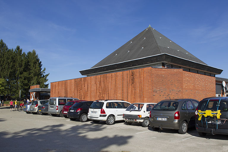 De part et d'autre de l'entrée principale : sculpture de Gautret, vue du sud-ouest. © Sonia Dourlot / Région Bourgogne-Franche-Comté, Inventaire du patrimoine - 2014