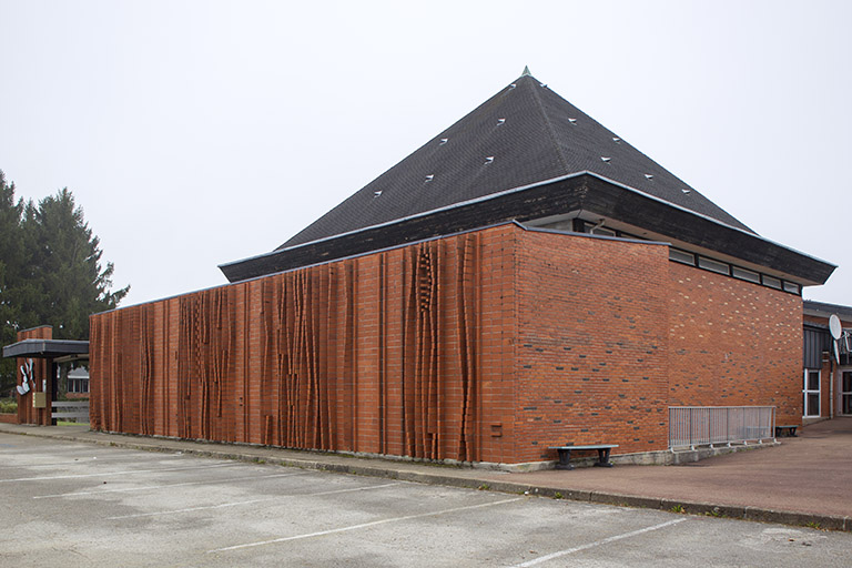Vue d'ensemble de l'oeuvre de trois-quart droit.  © Sonia Dourlot / Région Bourgogne-Franche-Comté, Inventaire du patrimoine - 2014