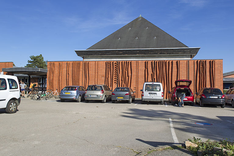 Mur au sud de l'entrée principale : sculpture de Gautret. © Sonia Dourlot / Région Bourgogne-Franche-Comté, Inventaire du patrimoine - 2014