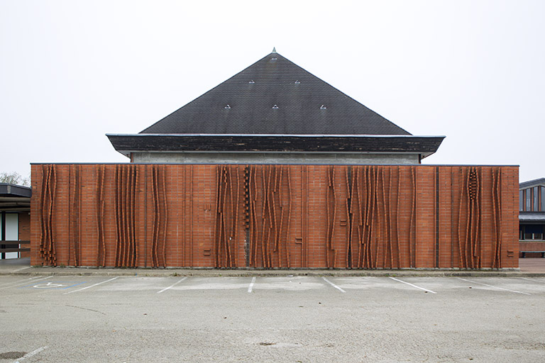 Vue de face du long mur sud.  © Sonia Dourlot / Région Bourgogne-Franche-Comté, Inventaire du patrimoine - 2014