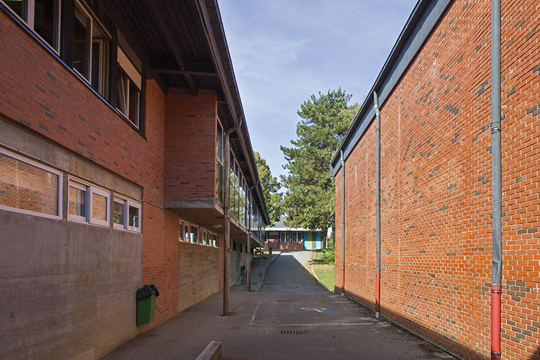 Face aux ateliers, entre le mur ouest du gymnase et la façade postérieure est de l'aile nord de l'externat. © Sonia Dourlot / Région Bourgogne-Franche-Comté, Inventaire du patrimoine - 2014