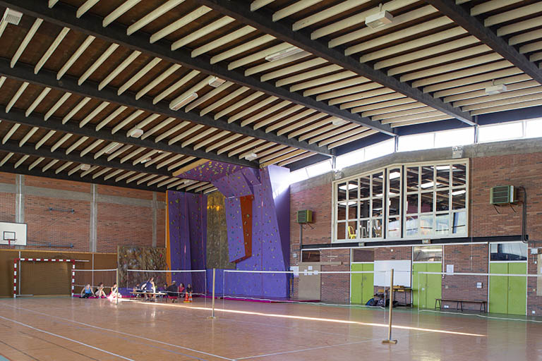 Vue intérieure du gymnase. © Sonia Dourlot / Région Bourgogne-Franche-Comté, Inventaire du patrimoine - 2014