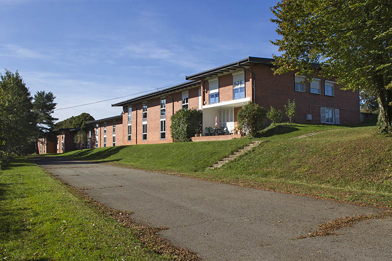 Angle nord-est, façade postérieure est de l'internat et pignon abritant des logements de fonction. © Sonia Dourlot / Région Bourgogne-Franche-Comté, Inventaire du patrimoine - 2014