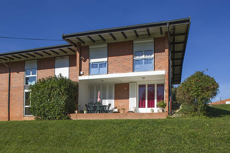 Angle nord-est, façade postérieure est de l'internat abritant des logements de fonction. © Sonia Dourlot / Région Bourgogne-Franche-Comté, Inventaire du patrimoine - 2014