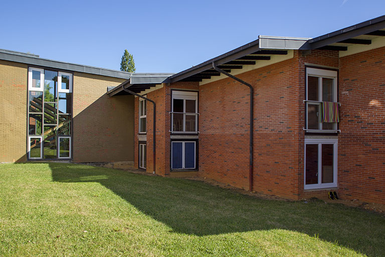 Cour sud entre l'externat à l'ouest et l'internat à l'est. © Sonia Dourlot / Région Bourgogne-Franche-Comté, Inventaire du patrimoine - 2014